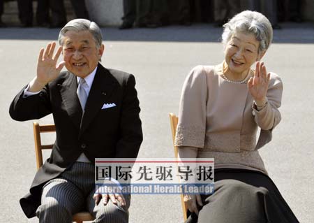 4月10日,日本明仁天皇和皇后美智子在东京参加结婚50周年庆典活动