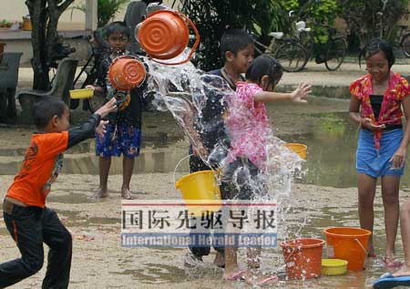 4月14日，曼谷街头恢复了泼水节的节日气氛。法新社