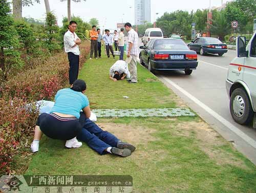 男孩被小轿车撞倒当场身亡 司机下跪磕头(图)