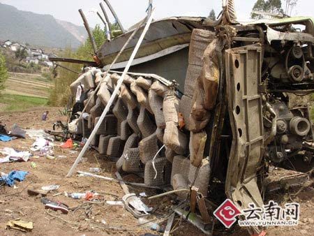 雲南楚雄特大交通事故死亡人數上升至20人(圖)