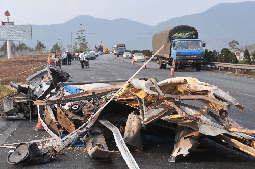 组图:发生车祸的昆楚高速公路清障恢复通车