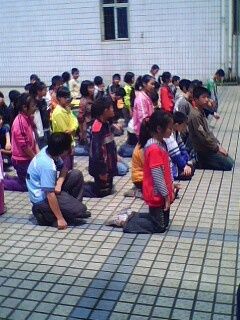 初中班长带领同学集体下跪 网友很震惊(组图)