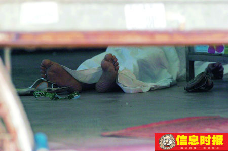 男子躺在诊所内的地板上,身上盖着白布信息时报记者 叶伟报 摄