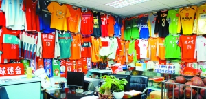深圳球迷会里挂满不同时期国足和深足的队服，这是一笔不小的财富。
