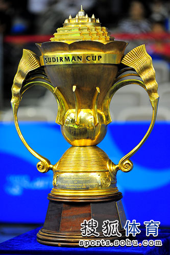 图文:2009苏迪曼杯冠军奖杯 金色奖杯象征荣耀