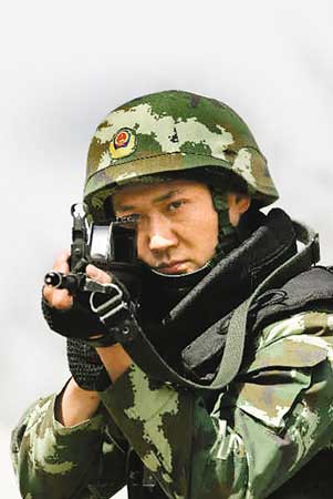 邓鸿伟,武警特警学院特战大队作战四分队队长,上尉警衔,1996年12月