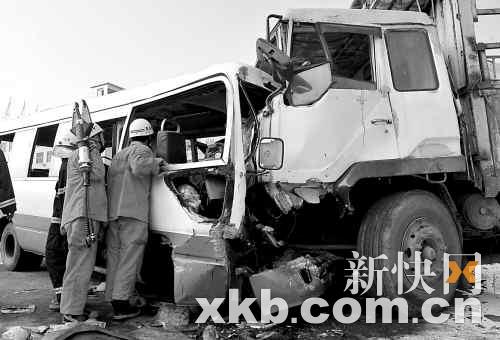 广州中山大道一货车迎头撞野鸡车 乘客一死十伤