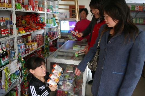 江苏省泰州市京泰路街道许郑村的袖珍女夏美兰,在社会各界的帮助