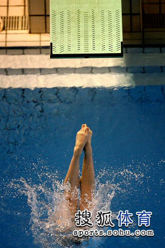 图文09跳水冠军赛开赛选手入水瞬间水花四起