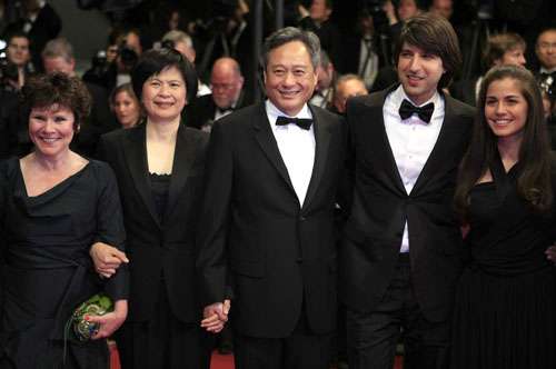 李安（中）与妻子（左二）、艾美达施当顿（左一）、Demetri Martin（右二）和Emile Hirsch齐出席首映礼