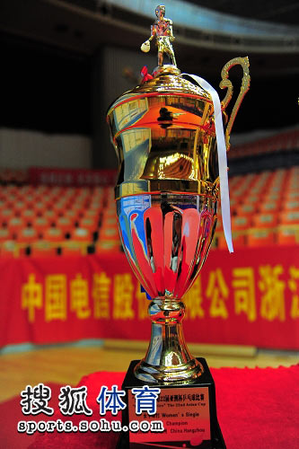 图文乒乓球亚洲杯奖杯特写静静放置在场边