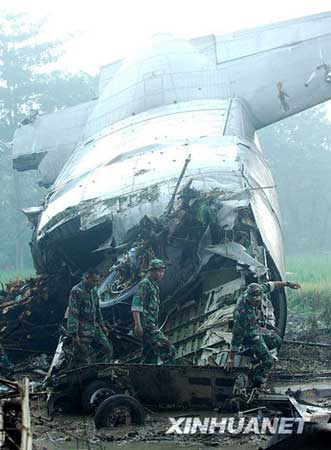 军用飞机坠毁 09印尼军机坠毁消息  印度尼西亚一架c130大力神运输机