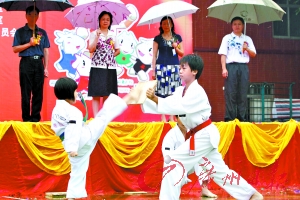 5岁李安琪一脚踢碎木板。