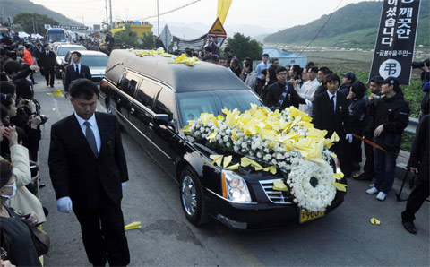 韩国前总统卢武铉的出殡仪式在庆尚南道金海市进泳邑峰下村举行，遗属、葬礼委员们和数千名吊客为他送行。
