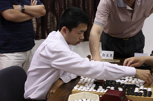 组图棋手复盘格外专注王檄露笑容孔杰很沮丧