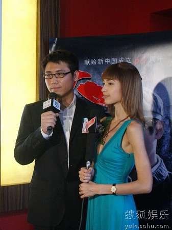 李乃文与女演员接受中央电视台采访