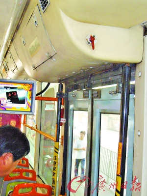 广州部分公交车门缺紧急开关标识 安全存隐患