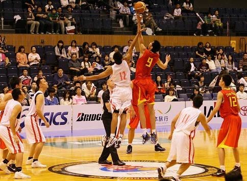 图文：男篮二队狂胜中国香港 比赛开场跳球