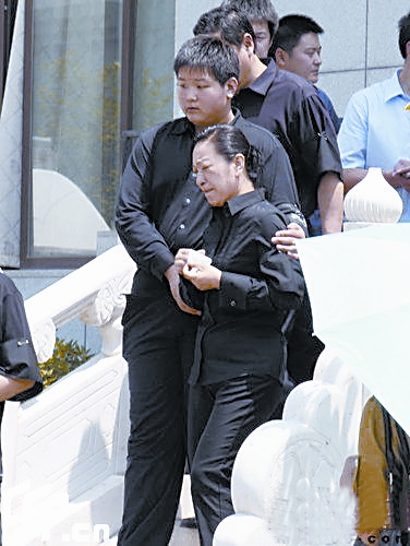 清晨6时30分,装有罗京遗体的棺木被家人同事接出北京307医院的太平 