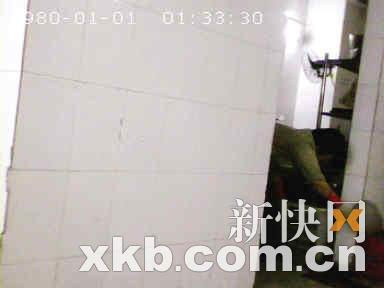 ■清洁工用沥油网筛清理堵塞的下水道。 