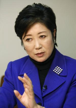 "美女政客"小池百合子辞职 抗议防卫大纲软化