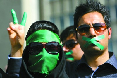 穆萨维支持者在集会上穿着黑色服装，戴着象征穆萨维阵营的绿色头巾或腕带