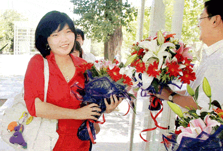刘庭梅上午到达学校后，收到老师送来的鲜花 摄/付丁