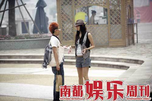 6月中，胡静回京后挺着大肚逛街，她一身紧身Tee、中性马甲搭配礼帽的造型十分新潮