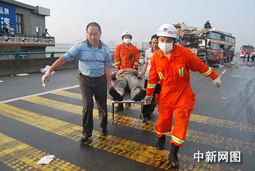 甬台温高速福建往浙江温州方向塘下出口处发生一起重大交通事故,一辆