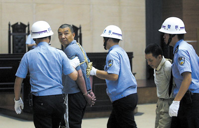 昨日,市一中院,谢怀清,谢银忠被法警押往刑场 记者 刘嵩 摄