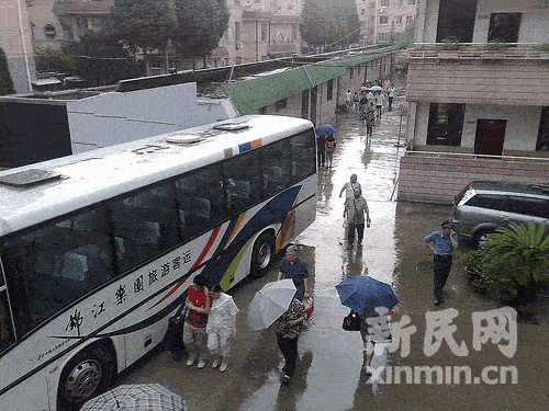 大楼倒塌让人心有余悸，讨论不断。 新民网记者 萧君玮 现场摄