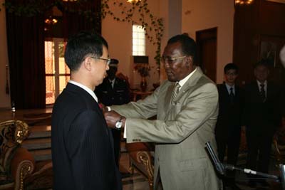 乍得总统代比在即将离任的中国驻乍大使王英武辞行拜会时,以乍得共和