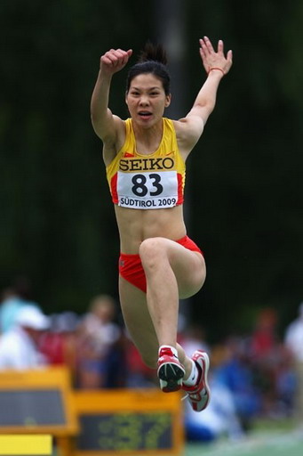 在第六屆世界青年田徑錦標賽女子三級跳遠決賽中,中國選手鄧麗娜以13