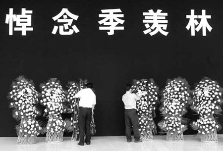 上午11时，工作人员将花篮摆正，准备开放灵堂摄/付丁