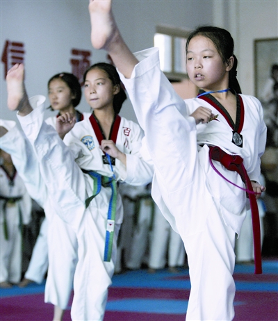 11小女孩光脚练跆拳道图片