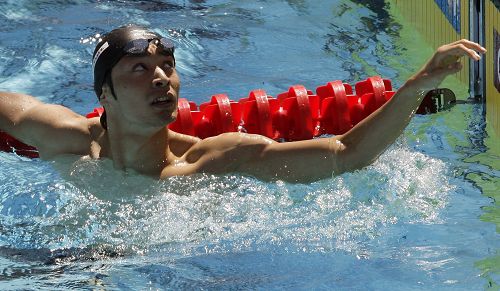 图文：男子100米仰泳预赛 入江陵介关注成绩