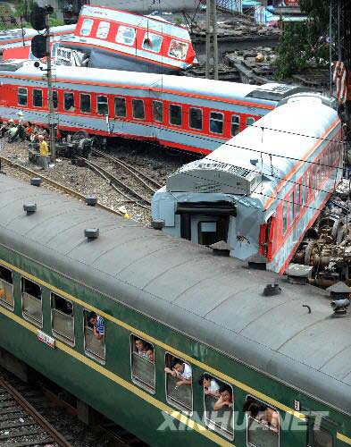 6月29日,一列载客列车(下)驶过郴州火车站列车相撞事故现场