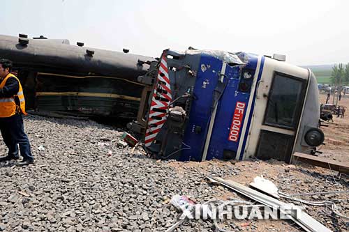 从湖北襄樊开往广东湛江的列车在广西柳州市柳城县境内发生脱轨事故