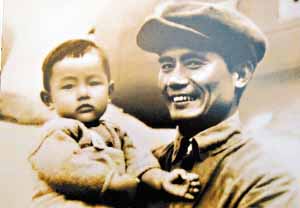 1945年，邓发赴法国参加第27届世界职工代表大会前，与儿子邓北生的合影。