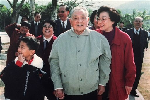 图文：1992年1月，邓小平南巡时的卓琳