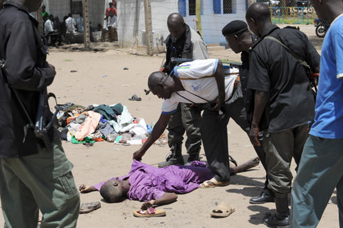 日,尼日利亚迈杜古里,警察察看一具被打死的尼日利亚塔利班成员尸体
