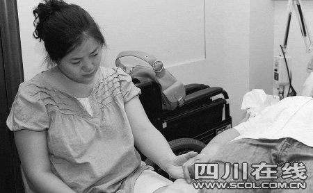死者的妻子悲痛地守在罗云身边
