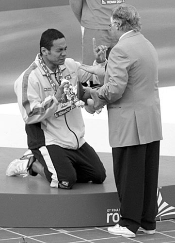 罗马游泳世锦赛之最巴西选手摘银跪地大哭