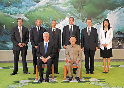 8月4日，朝鲜最高领导人金正日在平壤会见了来访的美国前总统克林顿。图为金正日和美国前总统克林顿在平壤合影。