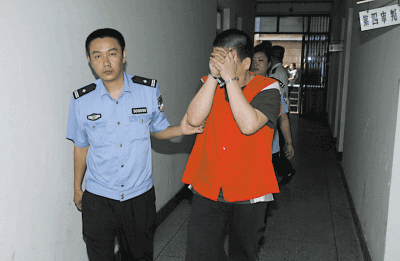 法警将马某押往法庭  记者 刘嵩 摄