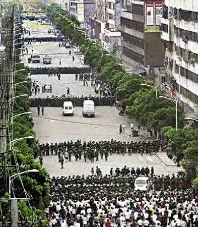 09乌鲁木齐骚乱消息 湖北石首事件现场照片(上图;热比娅接受媒体