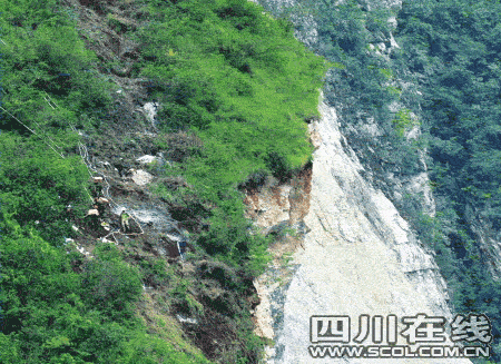  搬运炸药的民兵在山间攀爬