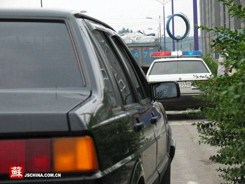道路本身不宽，被拦截的违章车造成交通不畅