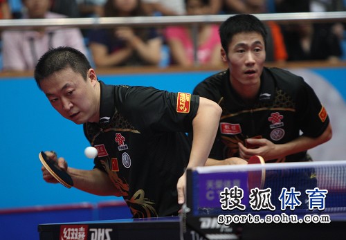 图文:中国乒乓球赛双打半决赛 马琳准备发球