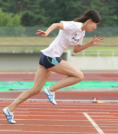 图文:日本短跑美女福岛千里 训练中展完美身材